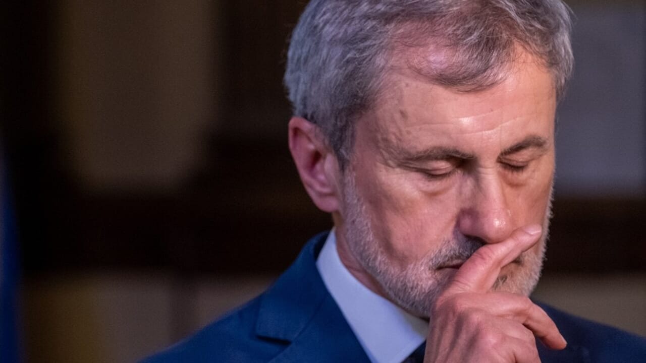 Il sovraffollamento è tornato a crescere e supera quota 139%. Intanto il DAP si prepara all'estate, limitando l'uso dei frigoriferi, e frena la scarcerazione di detenuti, sbagliando i calcoli sullo spazio disponibile nelle celle.