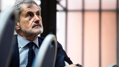 Gianni Alemanno esce dal carcere di Rebibbia